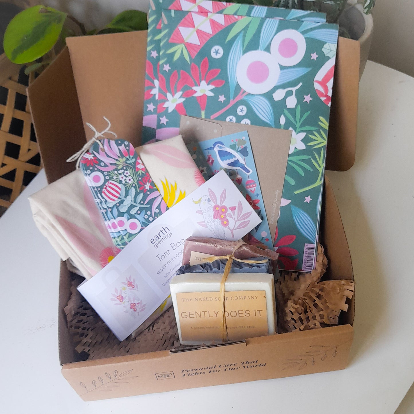 Gift box with plastic-free and sustainable products.