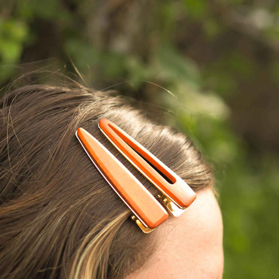 Brush it on wooden and metallic hair clips.
