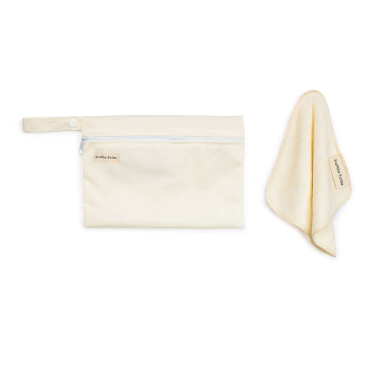 Reusable, plastic-free and eco-friendly white cotton baby white with a reusable wet bag. Diminish.