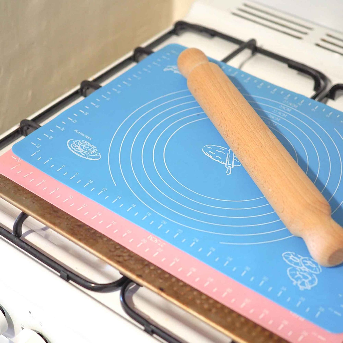 Load image into Gallery viewer, Blue and pink eco-friendly silicone baking matts with rolling pin on top
